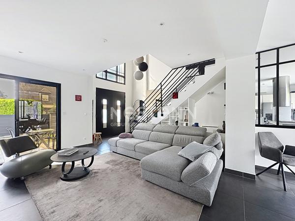 GOUVIEUX CENTRE, MAISON D'ARCHITECTE-TOIT PLAT 135 M² HABITABLES -JARDIN