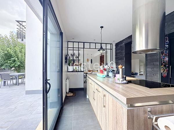 GOUVIEUX CENTRE, MAISON D'ARCHITECTE-TOIT PLAT 135 M² HABITABLES -JARDIN