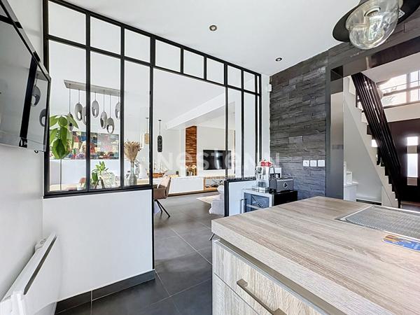 GOUVIEUX CENTRE, MAISON D'ARCHITECTE-TOIT PLAT 135 M² HABITABLES -JARDIN