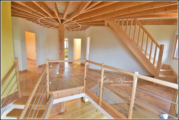 Maison d’architecte polygonale bioclimatique à ossature bois, unique sur le secteur