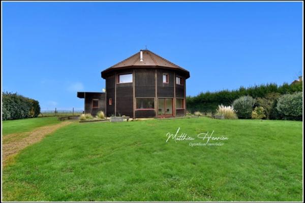 Maison d’architecte polygonale bioclimatique à ossature bois, unique sur le secteur