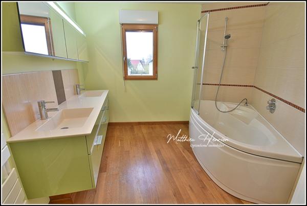 Maison d’architecte polygonale bioclimatique à ossature bois, unique sur le secteur