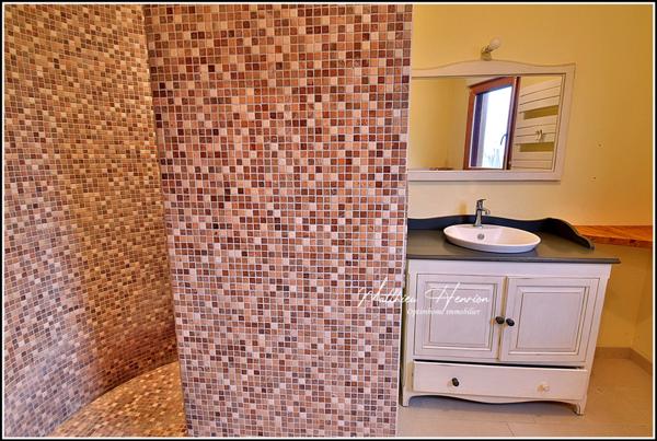 Maison d’architecte polygonale bioclimatique à ossature bois, unique sur le secteur