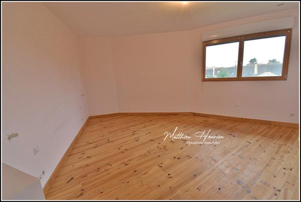 Maison d’architecte polygonale bioclimatique à ossature bois, unique sur le secteur