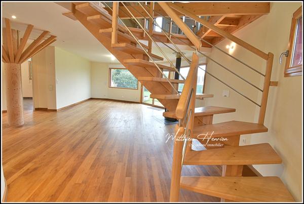 Maison d’architecte polygonale bioclimatique à ossature bois, unique sur le secteur