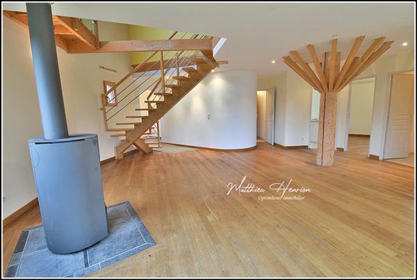 Maison d’architecte polygonale bioclimatique à ossature bois, unique sur le secteur