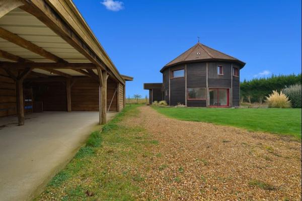 Maison d’architecte polygonale bioclimatique à ossature bois, unique sur le secteur