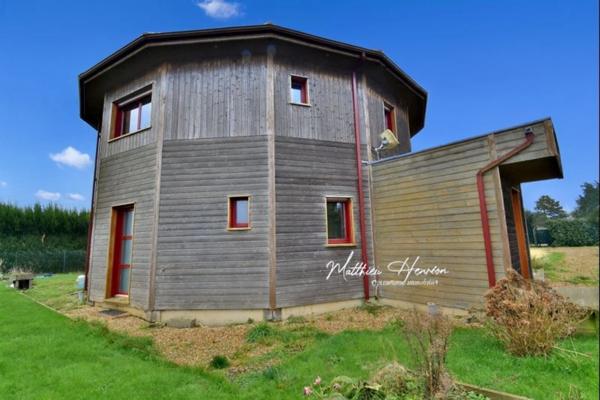 Maison d’architecte polygonale bioclimatique à ossature bois, unique sur le secteur