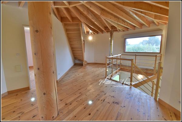 Maison d’architecte polygonale bioclimatique à ossature bois, unique sur le secteur