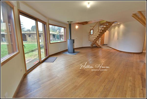 Maison d’architecte polygonale bioclimatique à ossature bois, unique sur le secteur