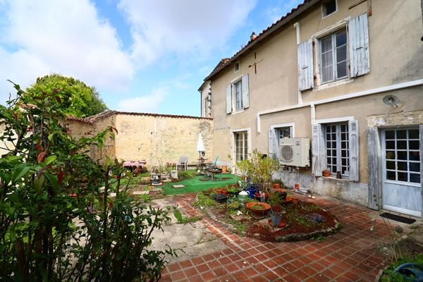 Maison de ville pleine de charme avec jardins et garage Aigre
