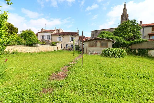 Maison de ville pleine de charme avec jardins et garage Aigre