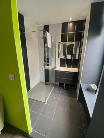 Maison de caractere en pierres de pays, plein centre du guilvinec