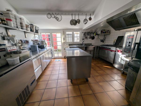 Fonds de commerce
                                                                                                                                                                                                                                                                                                                                                                                                                                            154  m²