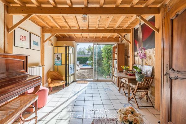 Maison en pierre avec piscine et dépendance