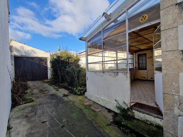 La Rochelle (17000) Échoppe de caractère à rénover – Fort potentiel à La Rochelle quartier Trompette