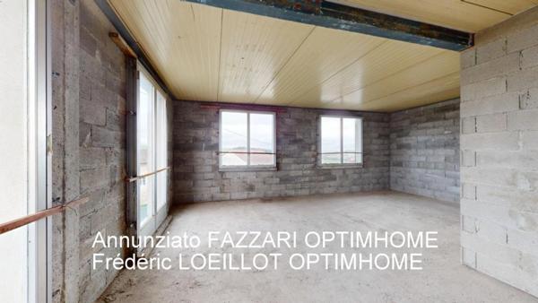 À VENDRE en exclusivité, proche de la Belgique et du Luxembourg, une maison individuelle à terminer sur grand sous-sol avec terrain de 1863 m², Vue panoramique sur la verdure !