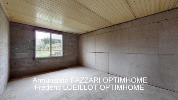 À VENDRE en exclusivité, proche de la Belgique et du Luxembourg, une maison individuelle à terminer sur grand sous-sol avec terrain de 1863 m², Vue panoramique sur la verdure !