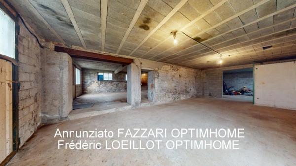 À VENDRE en exclusivité, proche de la Belgique et du Luxembourg, une maison individuelle à terminer sur grand sous-sol avec terrain de 1863 m², Vue panoramique sur la verdure !