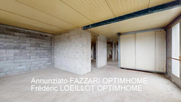 À VENDRE en exclusivité, proche de la Belgique et du Luxembourg, une maison individuelle à terminer sur grand sous-sol avec terrain de 1863 m², Vue panoramique sur la verdure !