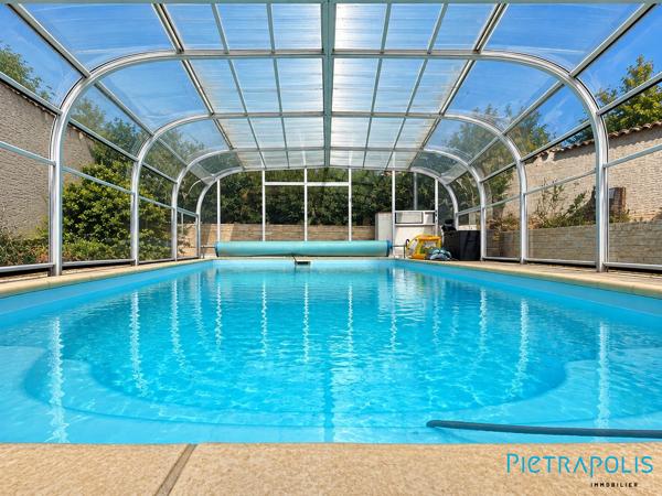 Maison de caractere avec piscine et jardin