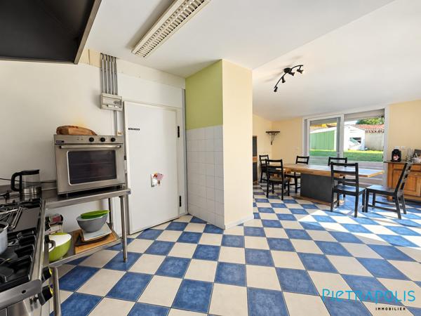 Maison de caractere avec piscine et jardin