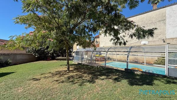 Maison de caractere avec piscine et jardin