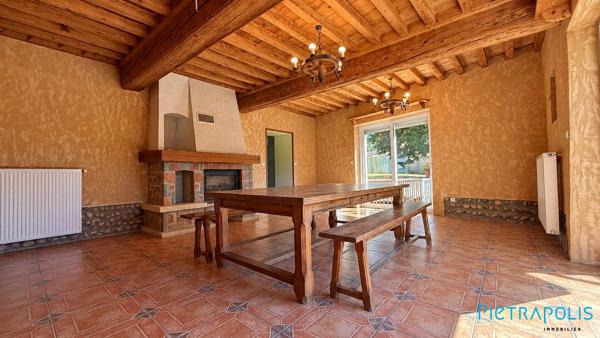 Maison de caractere avec piscine et jardin