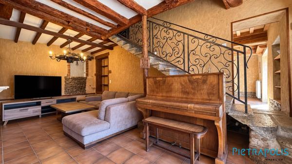 Maison de caractere avec piscine et jardin