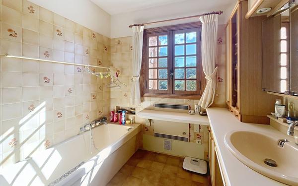 Maison à vendre    4 pièces • 131 m2 Roquefort-les-Pins