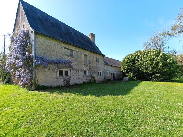Ancien logis seigneurial fin XIVème siècle, 1.3 hectares de terrain dépendances