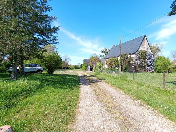 Ancien logis seigneurial fin XIVème siècle, 1.3 hectares de terrain dépendances