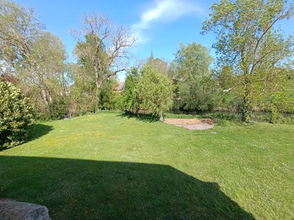 Ancien logis seigneurial fin XIVème siècle, 1.3 hectares de terrain dépendances