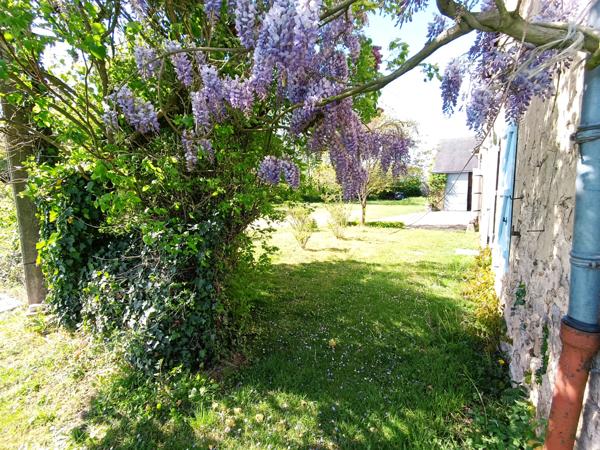Ancien logis seigneurial fin XIVème siècle, 1.3 hectares de terrain dépendances