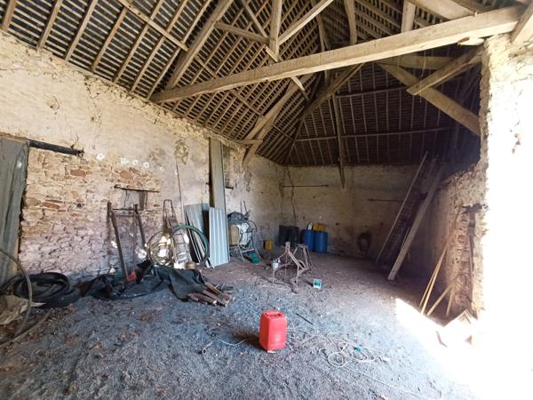 Ancien logis seigneurial fin XIVème siècle, 1.3 hectares de terrain dépendances