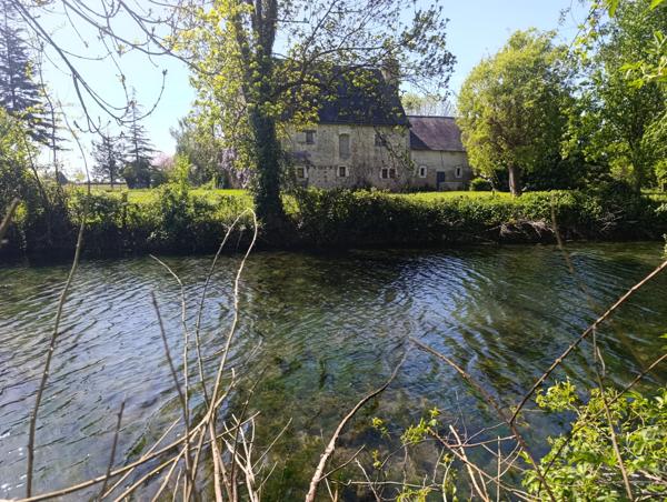 Ancien logis seigneurial fin XIVème siècle, 1.3 hectares de terrain dépendances