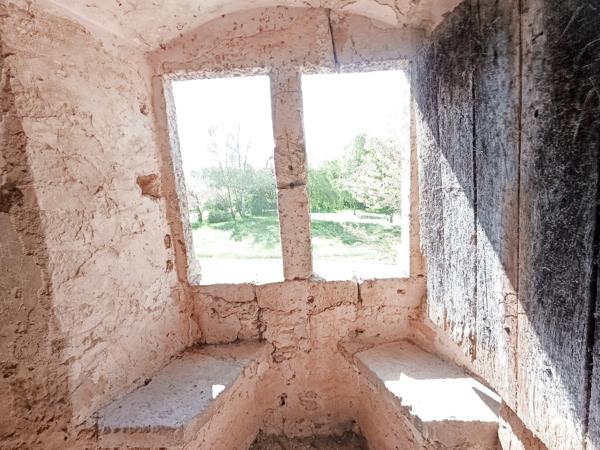 Ancien logis seigneurial fin XIVème siècle, 1.3 hectares de terrain dépendances