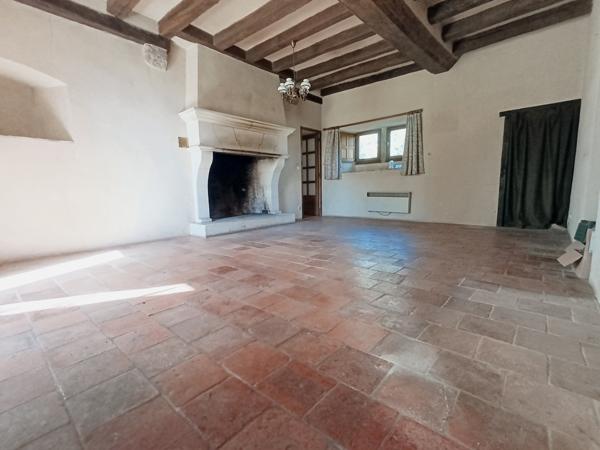 Ancien logis seigneurial fin XIVème siècle, 1.3 hectares de terrain dépendances