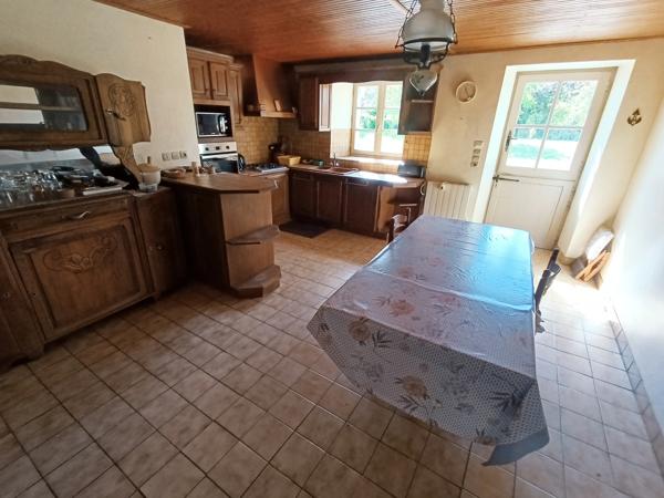 Ancien logis seigneurial fin XIVème siècle, 1.3 hectares de terrain dépendances