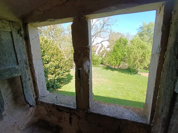 Ancien logis seigneurial fin XIVème siècle, 1.3 hectares de terrain dépendances
