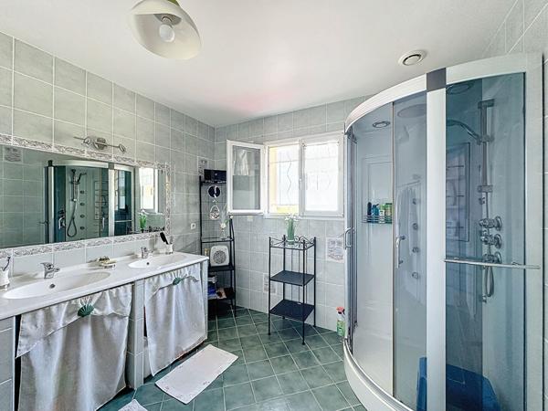 A Vendre propriété Malabat 142 m2 5 pièces 3 chambres