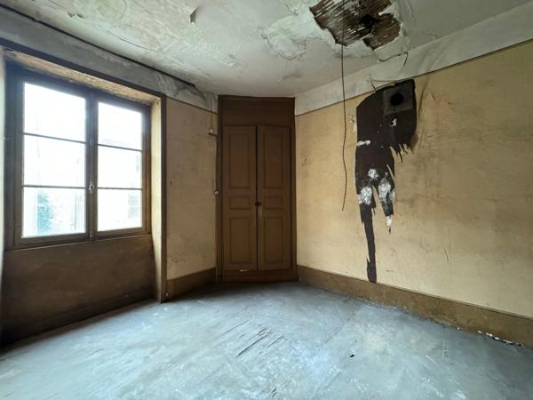 MAISON 5 PIECES - CHATEAUNEUF - 150m² - LOCAL COMMERCIAL + APPARTEMENT A RENOVER - TERRAIN 412 m²