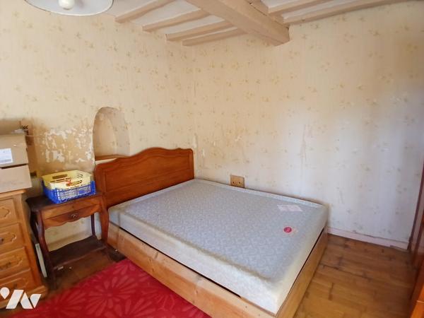 Salle à manger, cuisine, salon, salle de bains, bureau, 2 chambres, garage