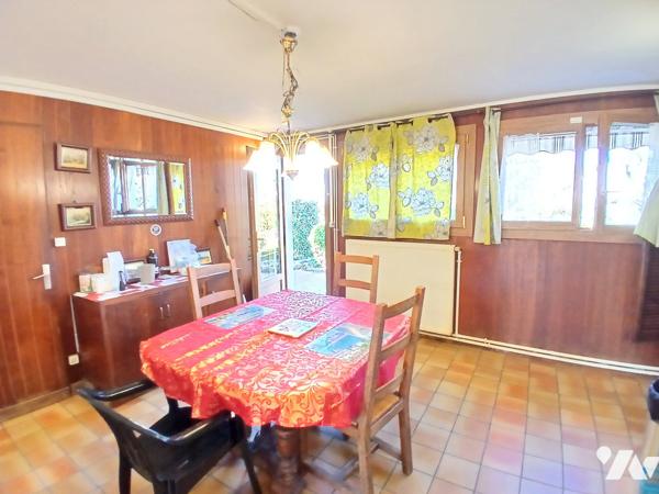 Salle à manger, cuisine, salon, salle de bains, bureau, 2 chambres, garage