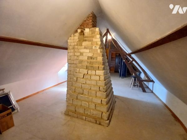 Salle à manger, cuisine, salon, salle de bains, bureau, 2 chambres, garage