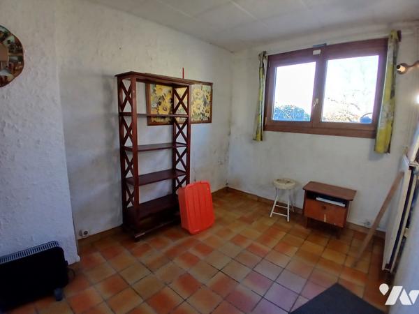 Salle à manger, cuisine, salon, salle de bains, bureau, 2 chambres, garage