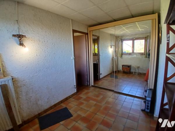 Salle à manger, cuisine, salon, salle de bains, bureau, 2 chambres, garage