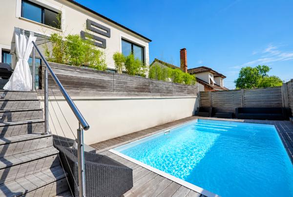 Maison
         5 pièces
        - 150 m² Bien prestige 899 000 € *