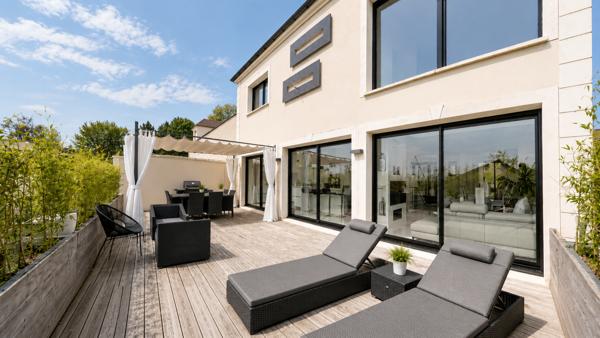 Maison
         5 pièces
        - 150 m² Bien prestige 899 000 € *