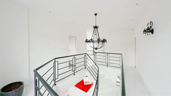 Maison
         5 pièces
        - 150 m² Bien prestige 899 000 € *